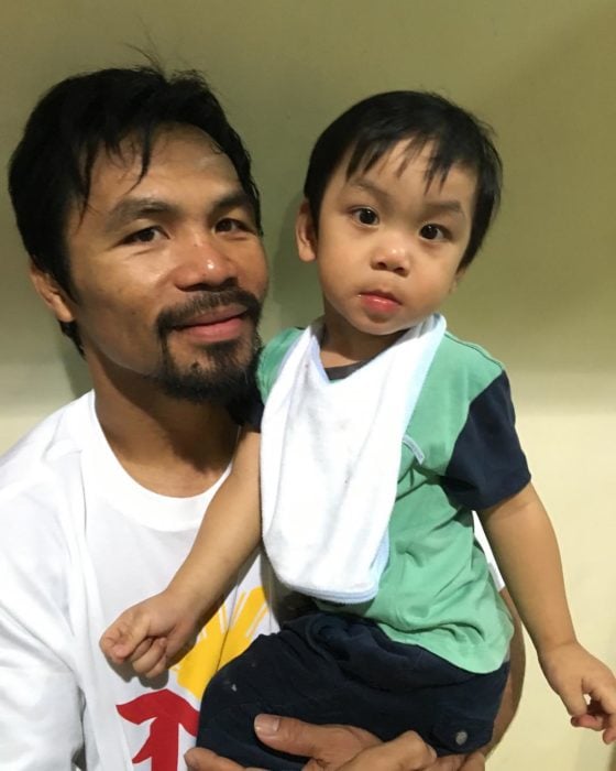 Manny Pacquiao y su hijo viendo a la cámara 