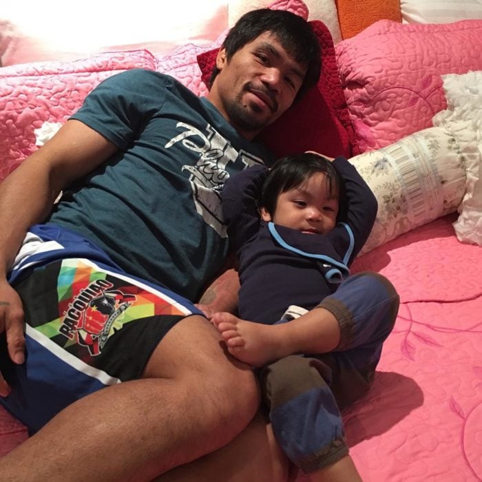 Manny Pacquiao acostado relajándose con su hijo 