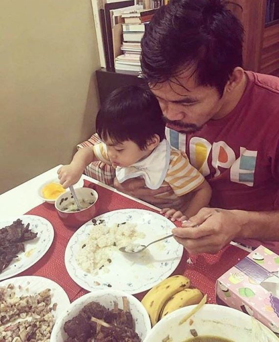 Manny Pacquiao comiendo con su hijo en brazos 