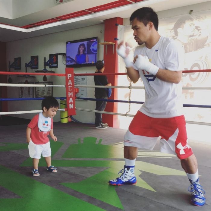 Manny Pacquiao boxeando con su hijo 