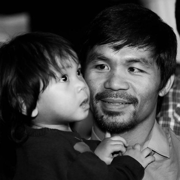 Manny Pacquiao mirando a su hijo