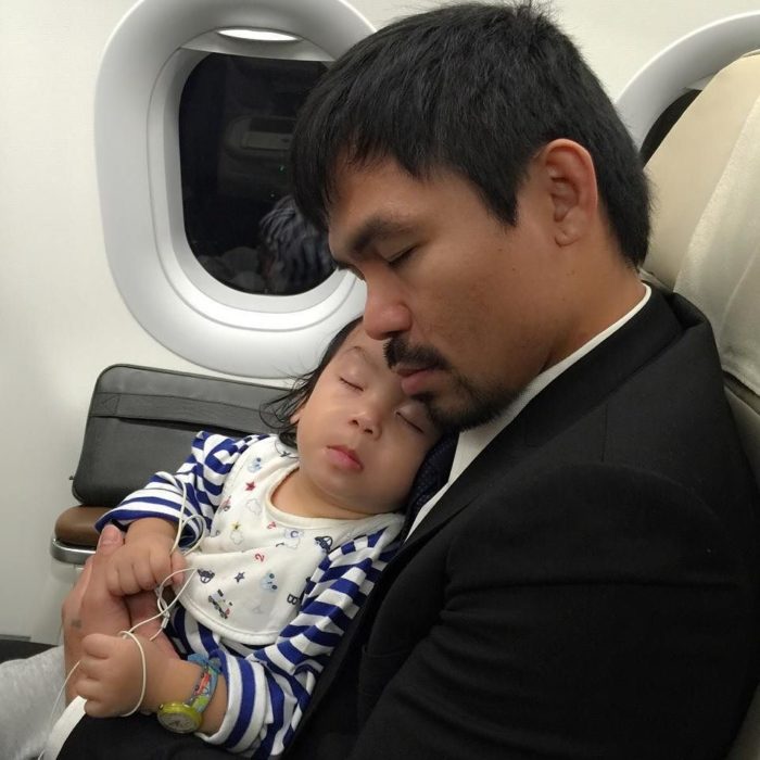 Manny Pacquiao y su hijo dormidos en el avión 