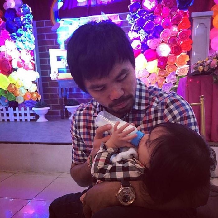 Manny Pacquiao dándole biberón a su hijo 