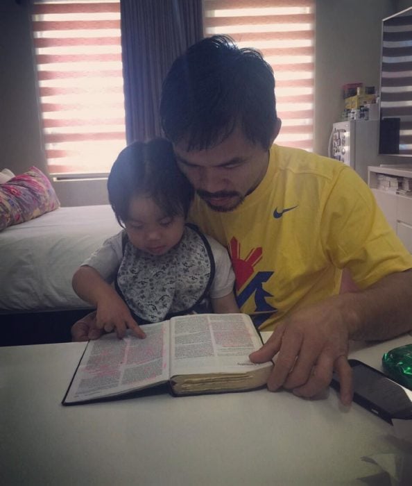 Manny Pacquiao leyendo la Biblia con su hijo 