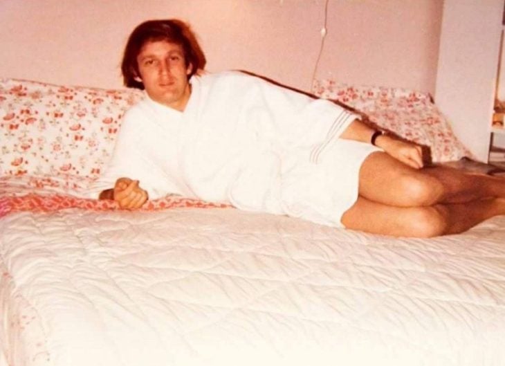 donald trump acostado en una cama de joven 