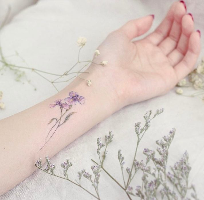 Tatuaje flores acuarela colores lila