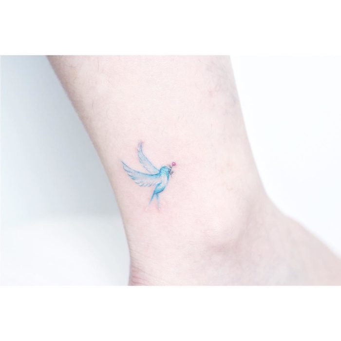 Tatuaje flores acuarela colores palomita azul