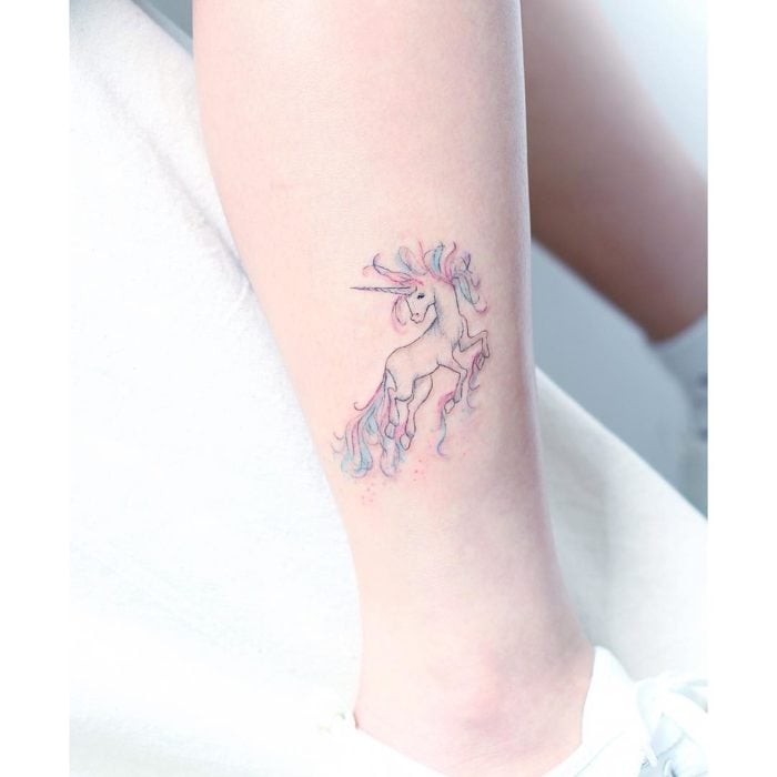 Tatuaje unicornio acuarela colores