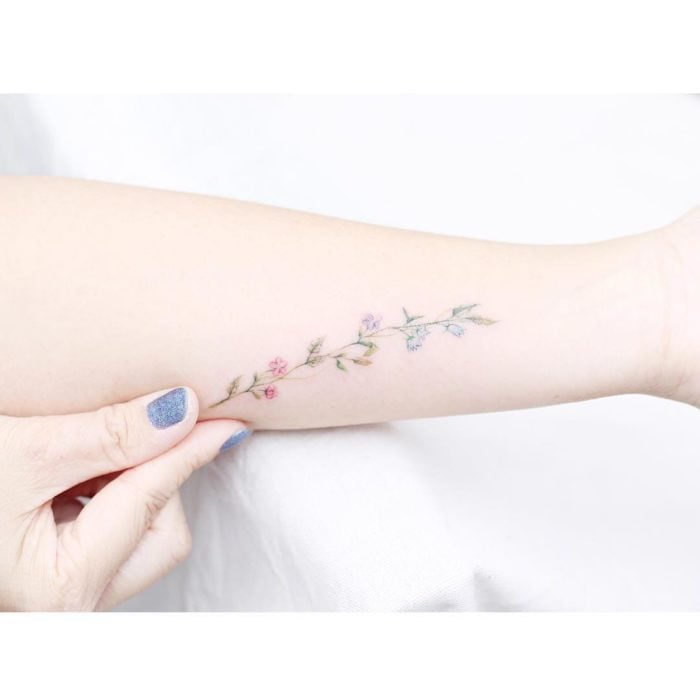Tatuaje flores acuarela colores 