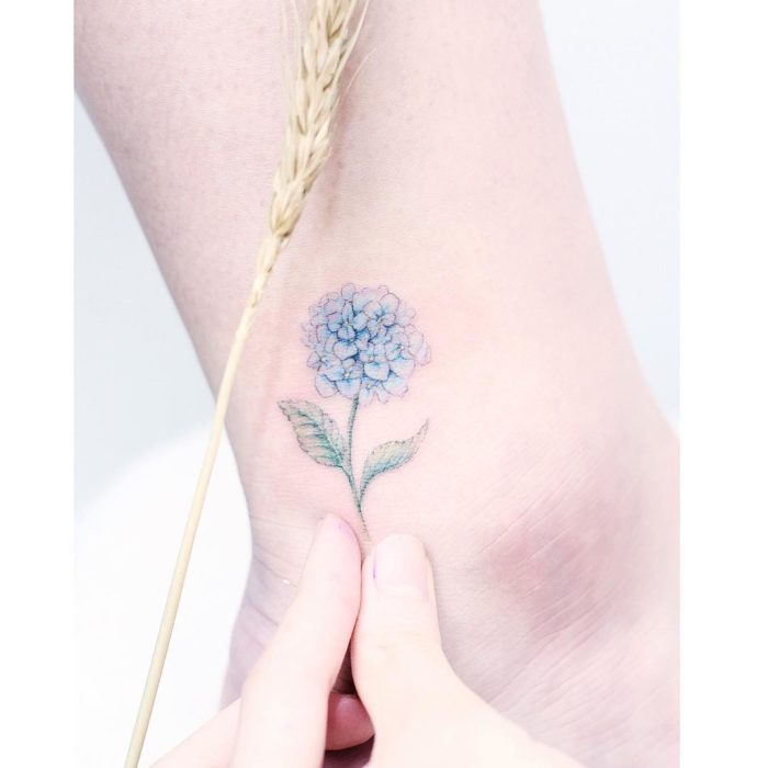Tatuaje flores acuarela colores azul