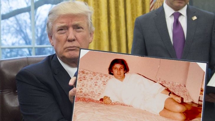 PS trump mostrando una foto de él más joven acostado en la cama 