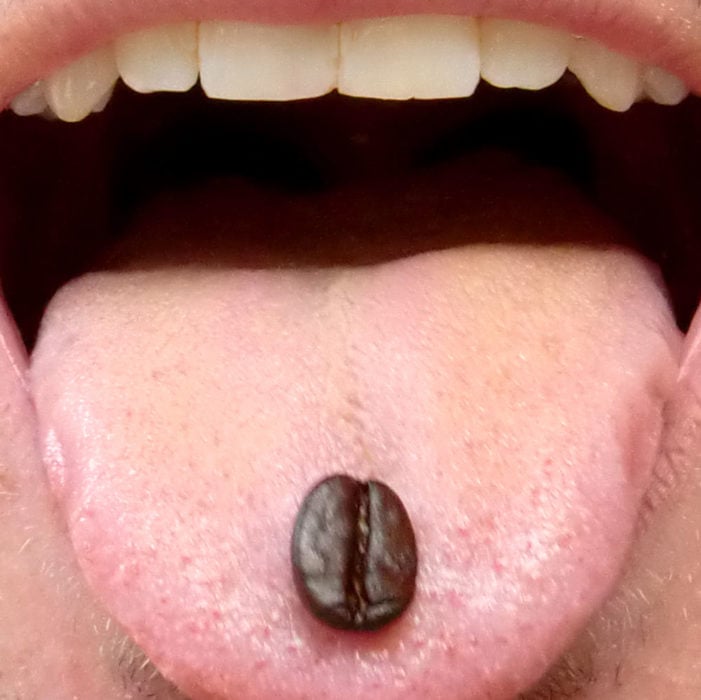 lengua con un grano de café