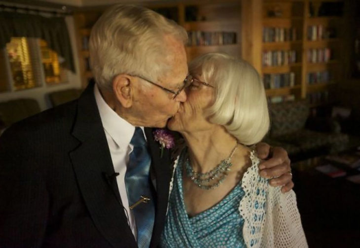 ancianos besándose