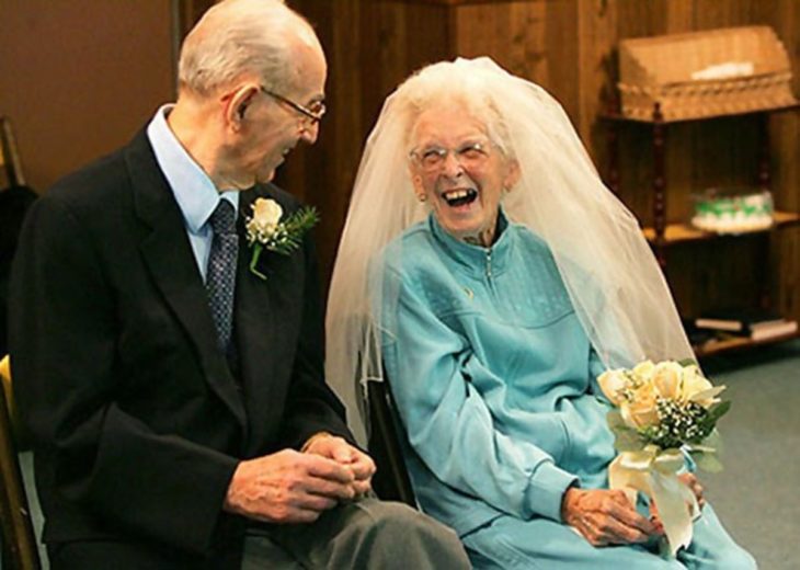 pareja de ancianos felices casándose