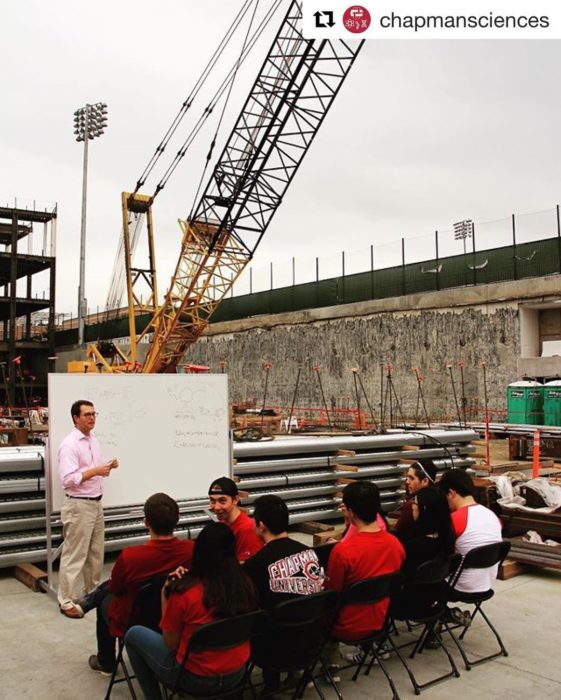 tomando clases en sitio de construcción