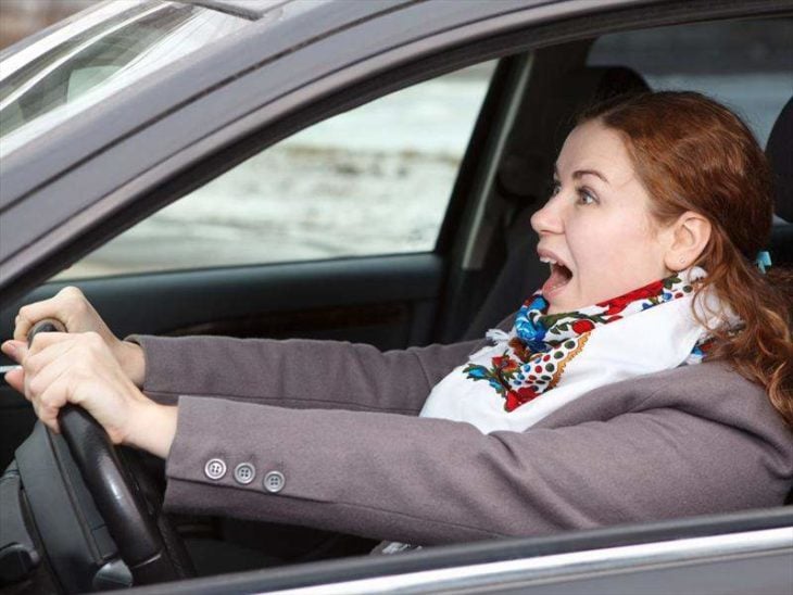 mujer en un auto fuera de control