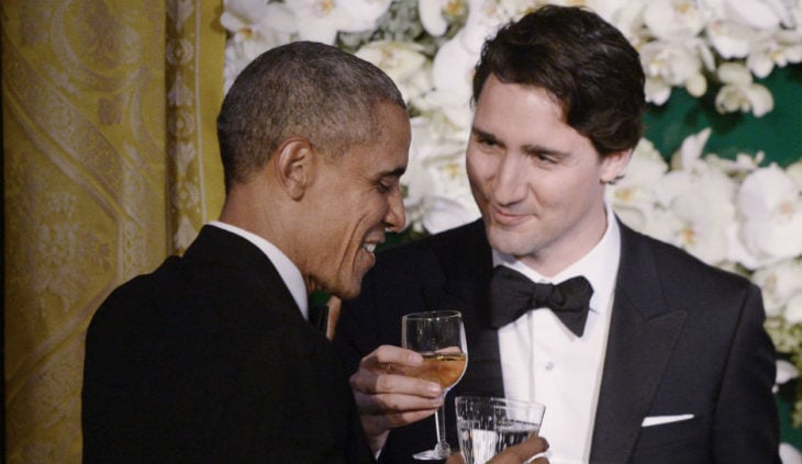 justin y obama con copas de vino