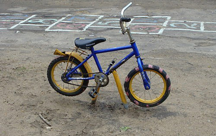 bici regular soldada al suelo mediante un tubo