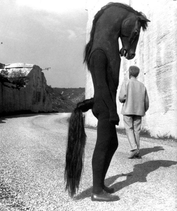 foto antigua de hombre disfrazadao de caballos