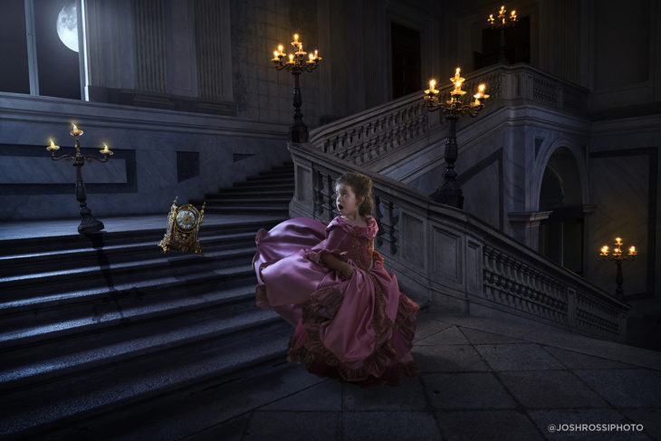 niña vestida de rosa baja corriendo unas escaleras