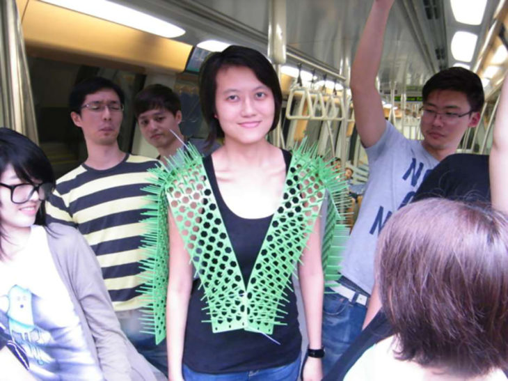 chica usa chaleco con púas en el metro