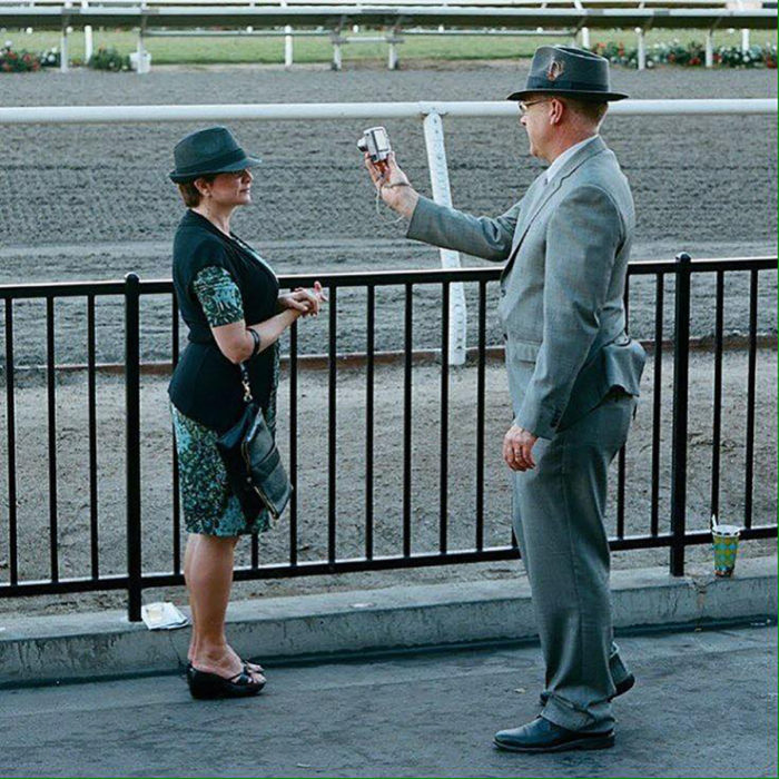 hombre con estilo de vestir elegante le toma foto a su mujer