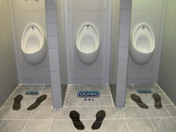 baños con publicidad de guerrilla durex