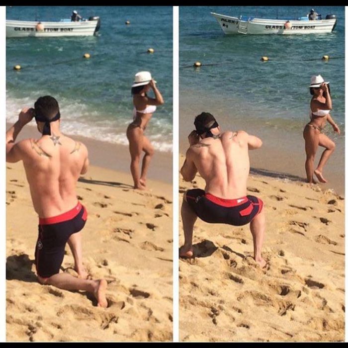 hombre en la playa tomando fotos de su novia