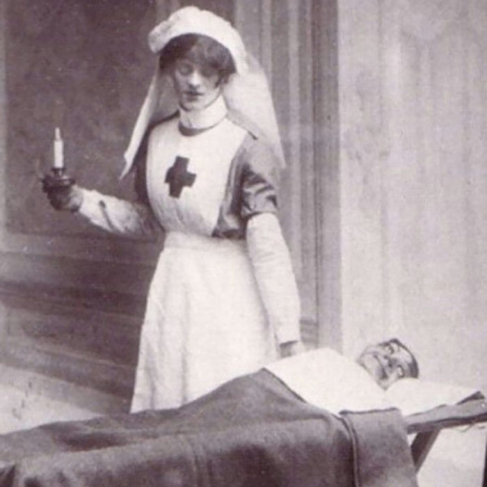 enfermera de muñeco ventrilucuo