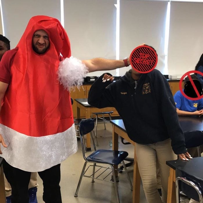 hombre vestido en un gorro gigante de navidad