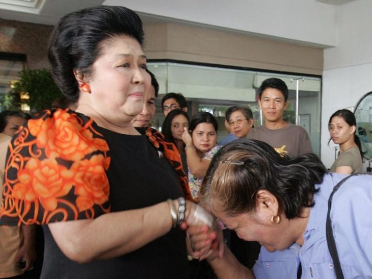 dos mujeres filipinas se saludan