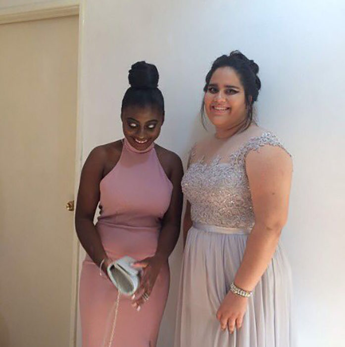 dos chicas con vestido