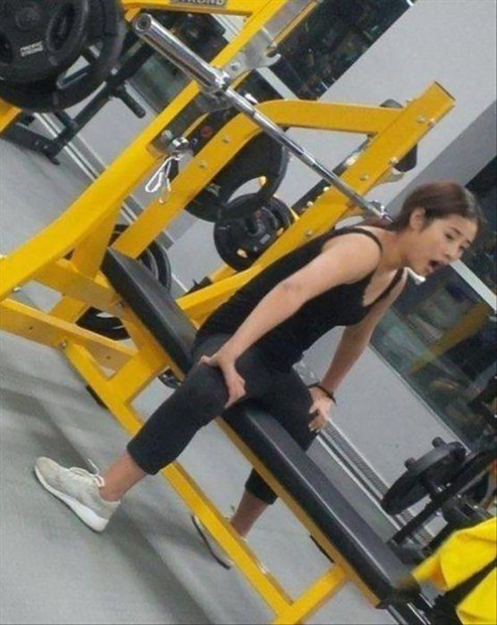chica en el gimnasio con las rodillas al revés
