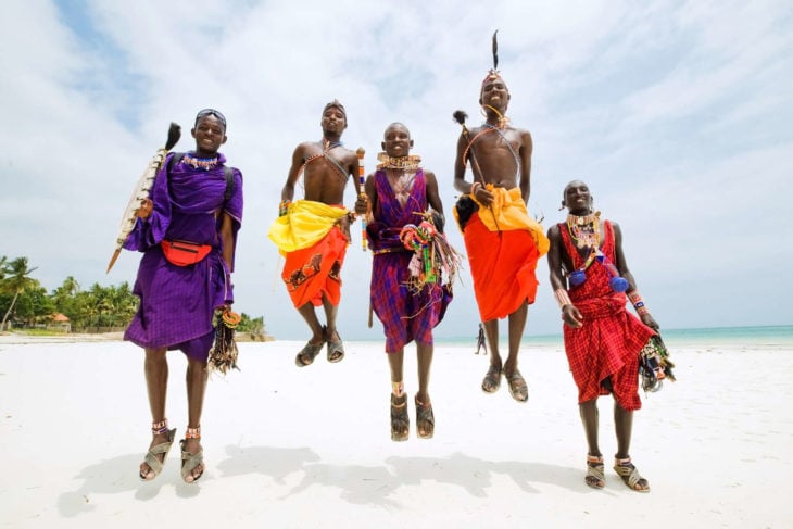 jóvenes de tribu africana saltando