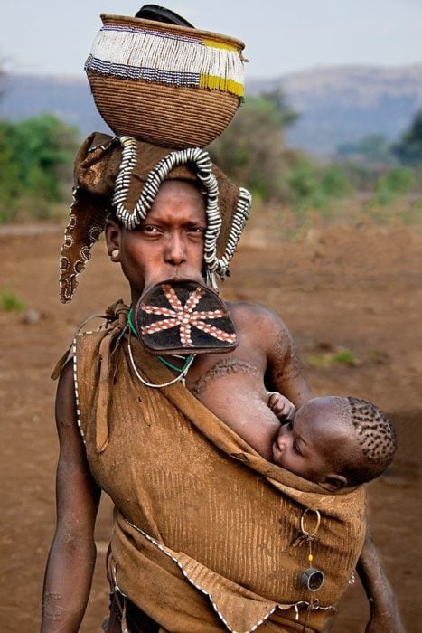 mujer africana con expansiones en los labios