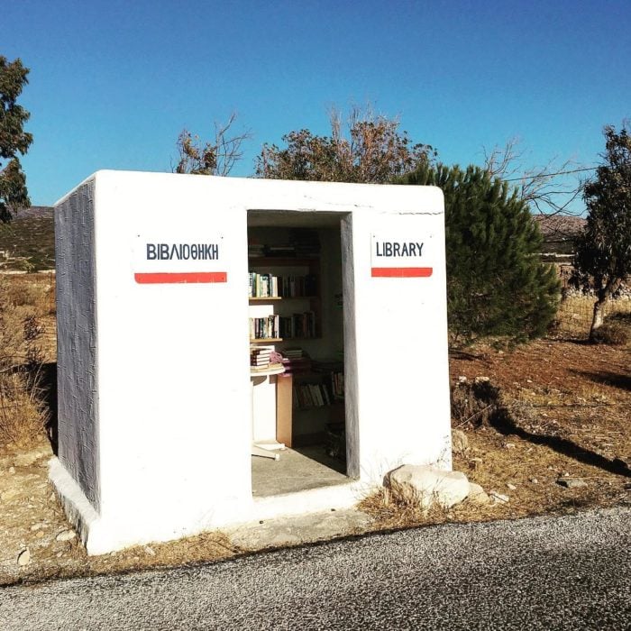 librería gratuita en medio de la carretera