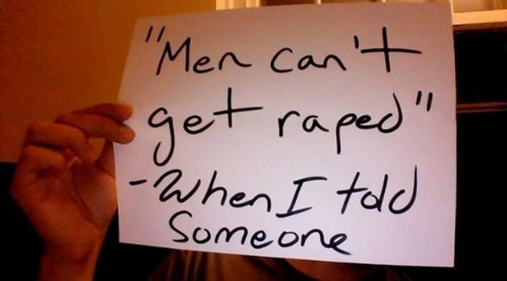 hombre sosteniendo un cartel que dice los hombres no pueden ser violados