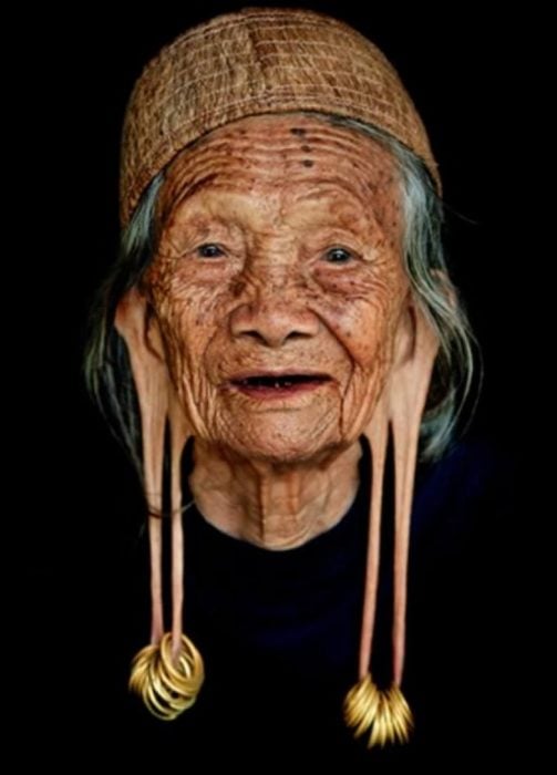 anciana con lóbulos alargados