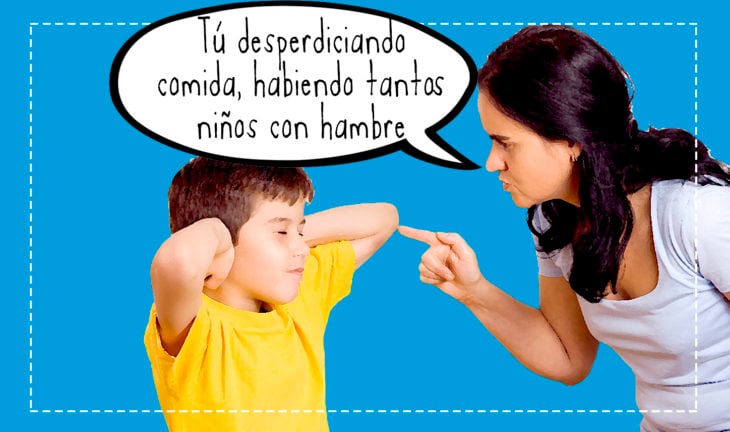 señora regañando a un niño