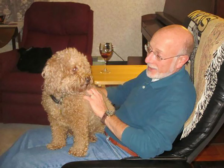 hombre con un perro en su regazo