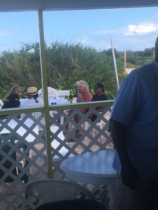 obamas y richard branson en la playa