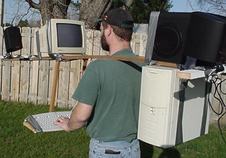 hombre cargando su computadora en un patio