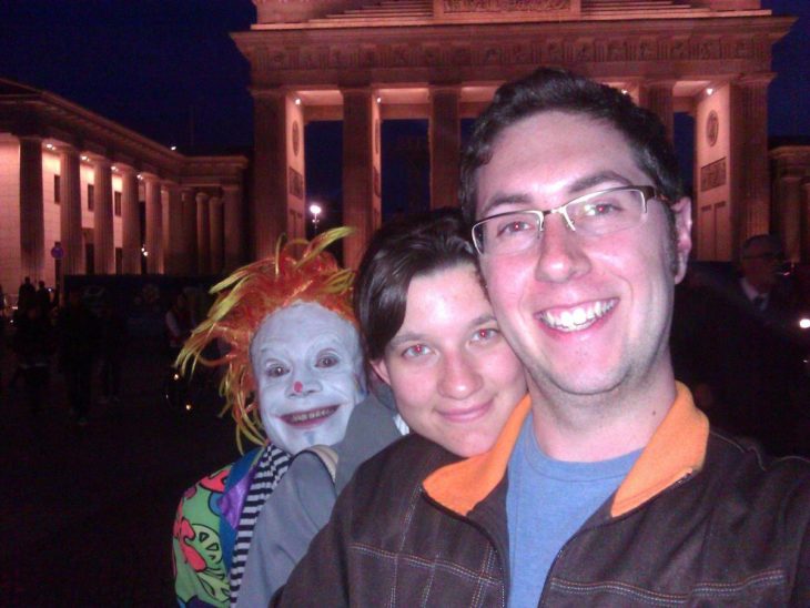 payaso colado en una foto de pareja