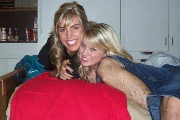 dos chcias, la pierna de un chico parece el brazo de una chica