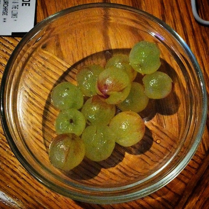 uvas verdes sin piel