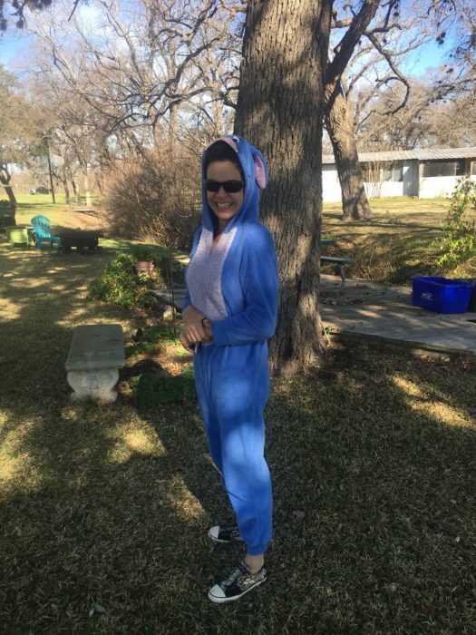 muchacha con pijama de stich