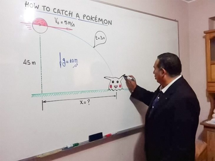 maestro pone ejemplo con una pokebola