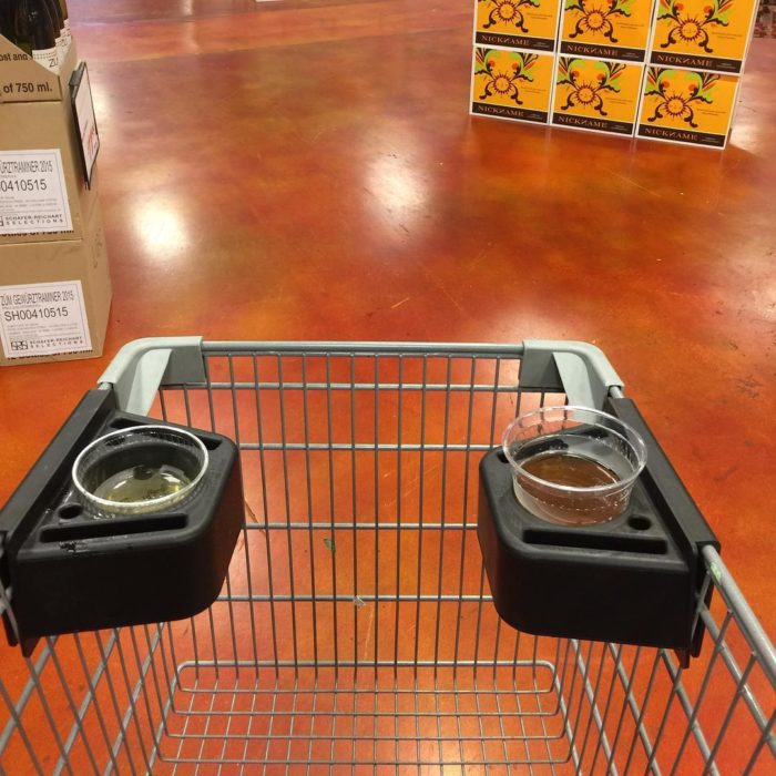 carro de compras con compartimentos para vasos