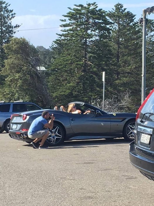 hombre toma foto a mujer en un coche