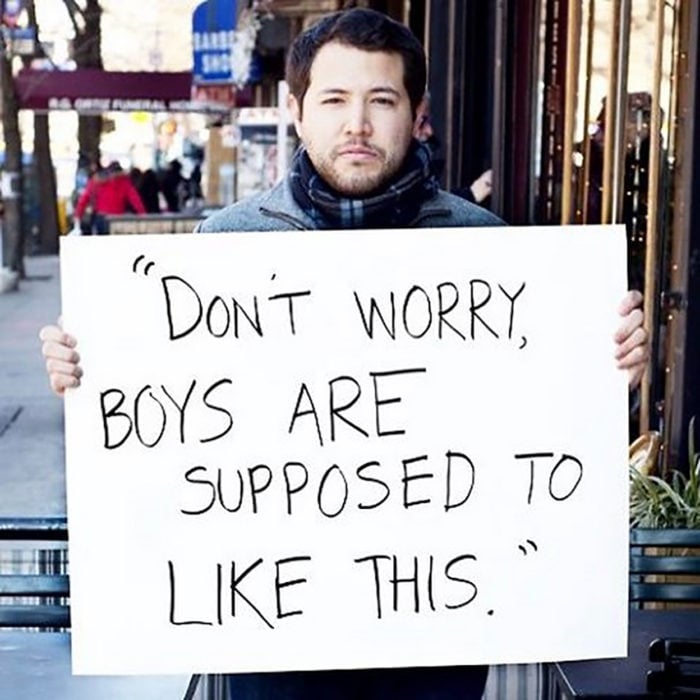 hombre sostiene cartel que dice que a los hombres se supone que les gusta el sexo